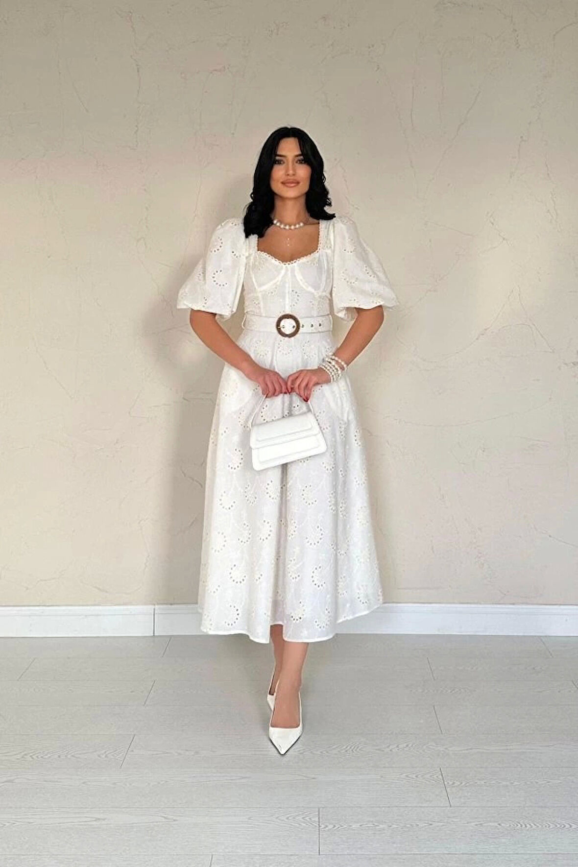 Ekru Göğüs Kup Detaylı Kemerli Brode Elbise