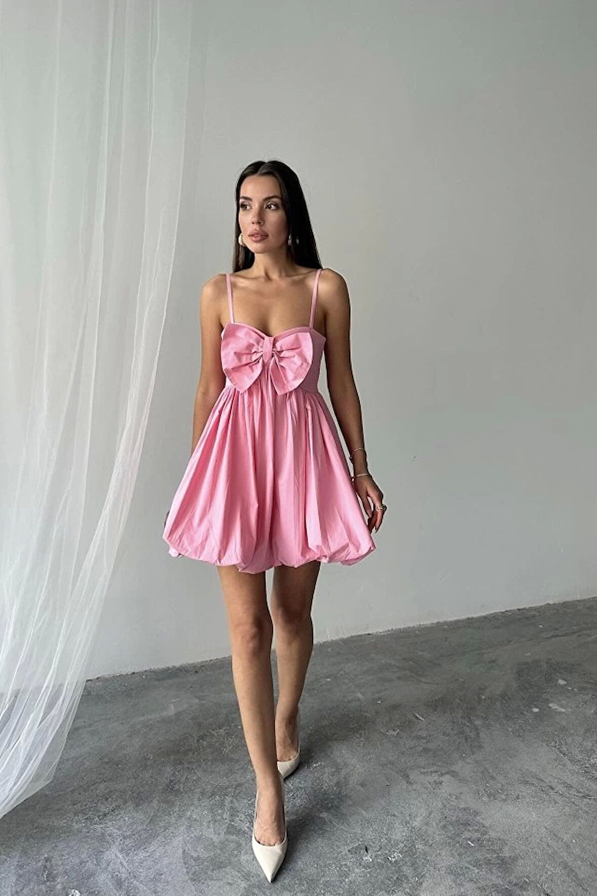 Pembe Önü Fiyonklu Askılı Elbise