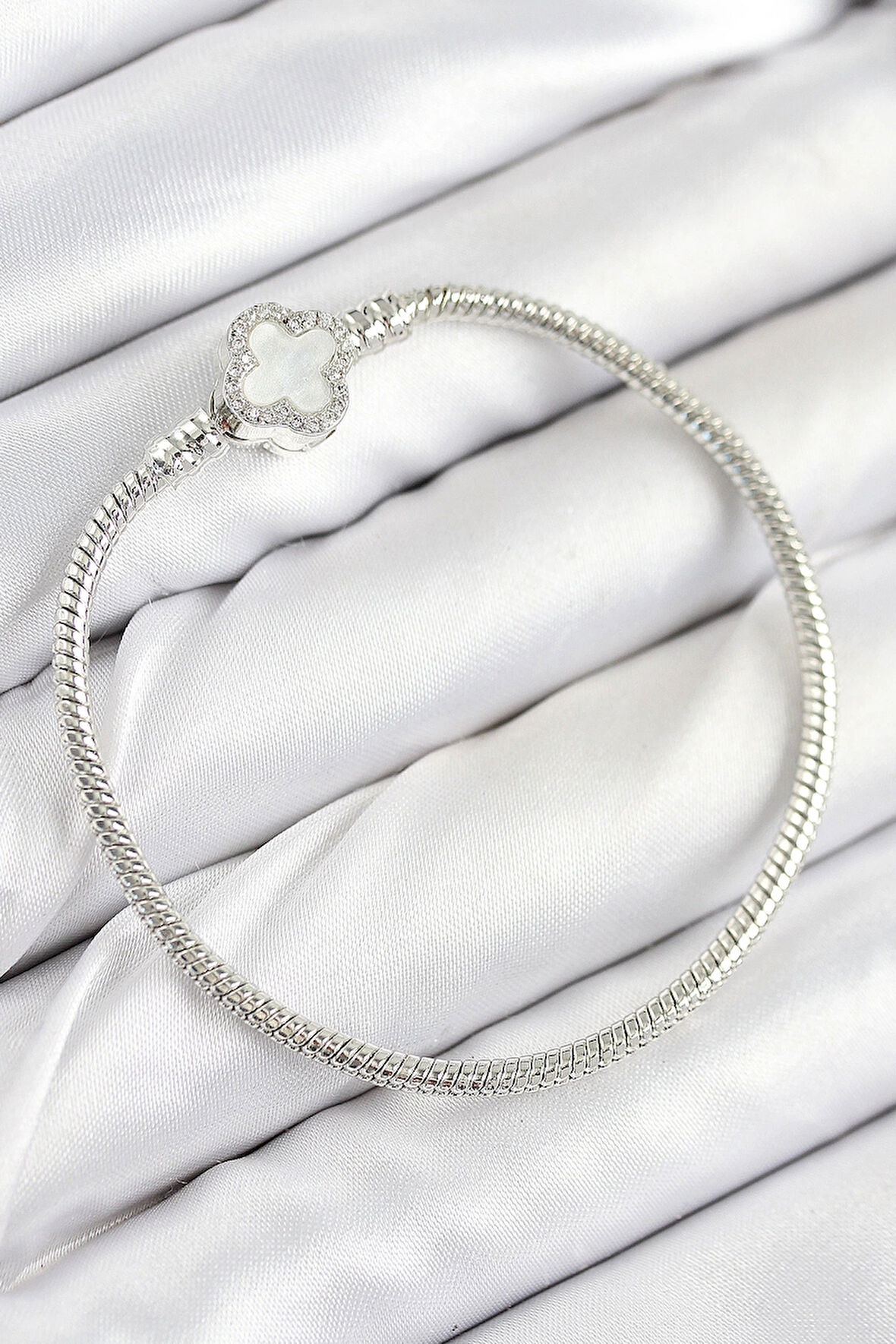 Pirinç Charm Zirkon Taşlı Yonca Model Gümüş Renk Kadın Bileklik