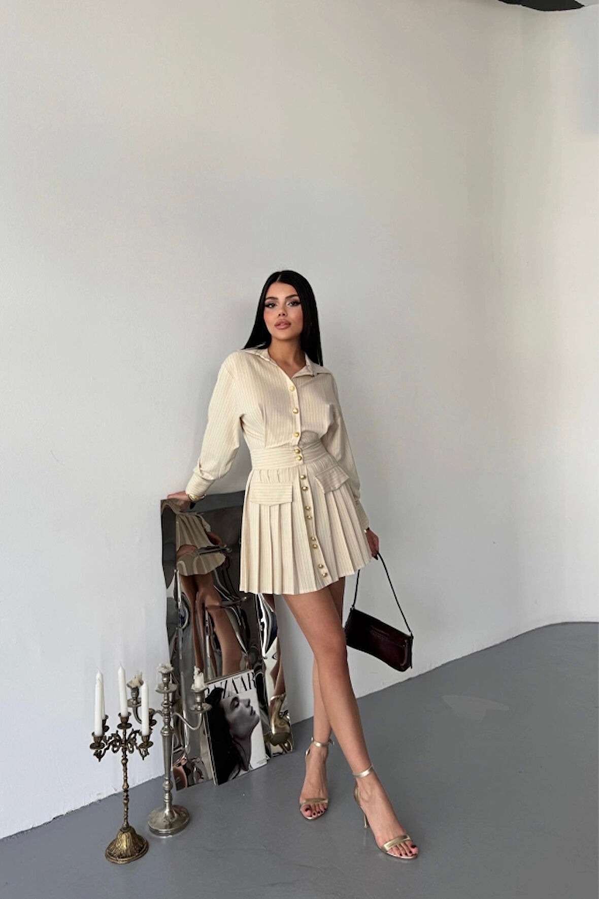 ÖNDEN GOLD DÜĞMELİ PİLELİ KISA ELBİSE - Bej