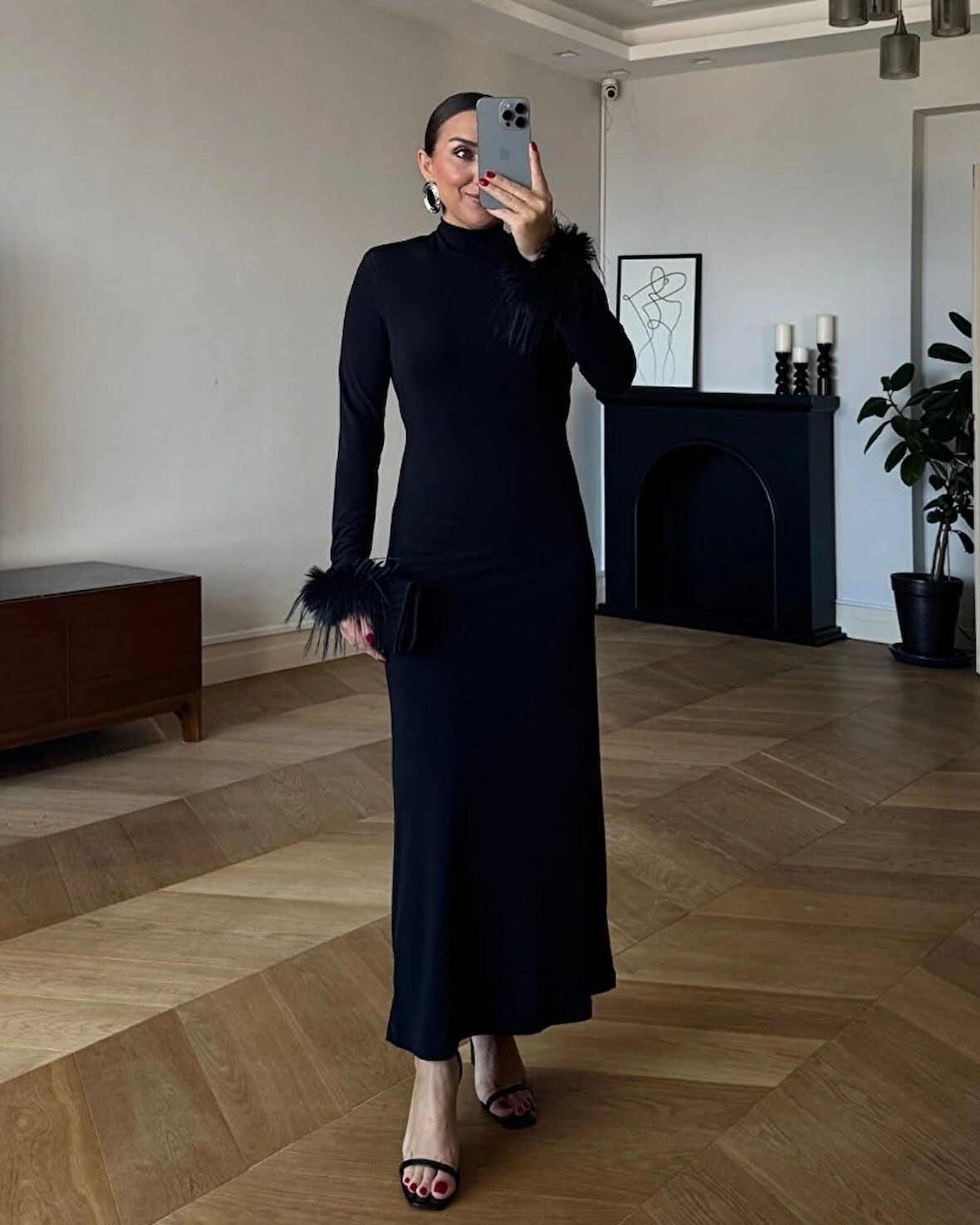 Kadın Uzun Kollu Balıkçı Yaka Kol Ağzı Tüy Detaylı Uzun Krep Elbise