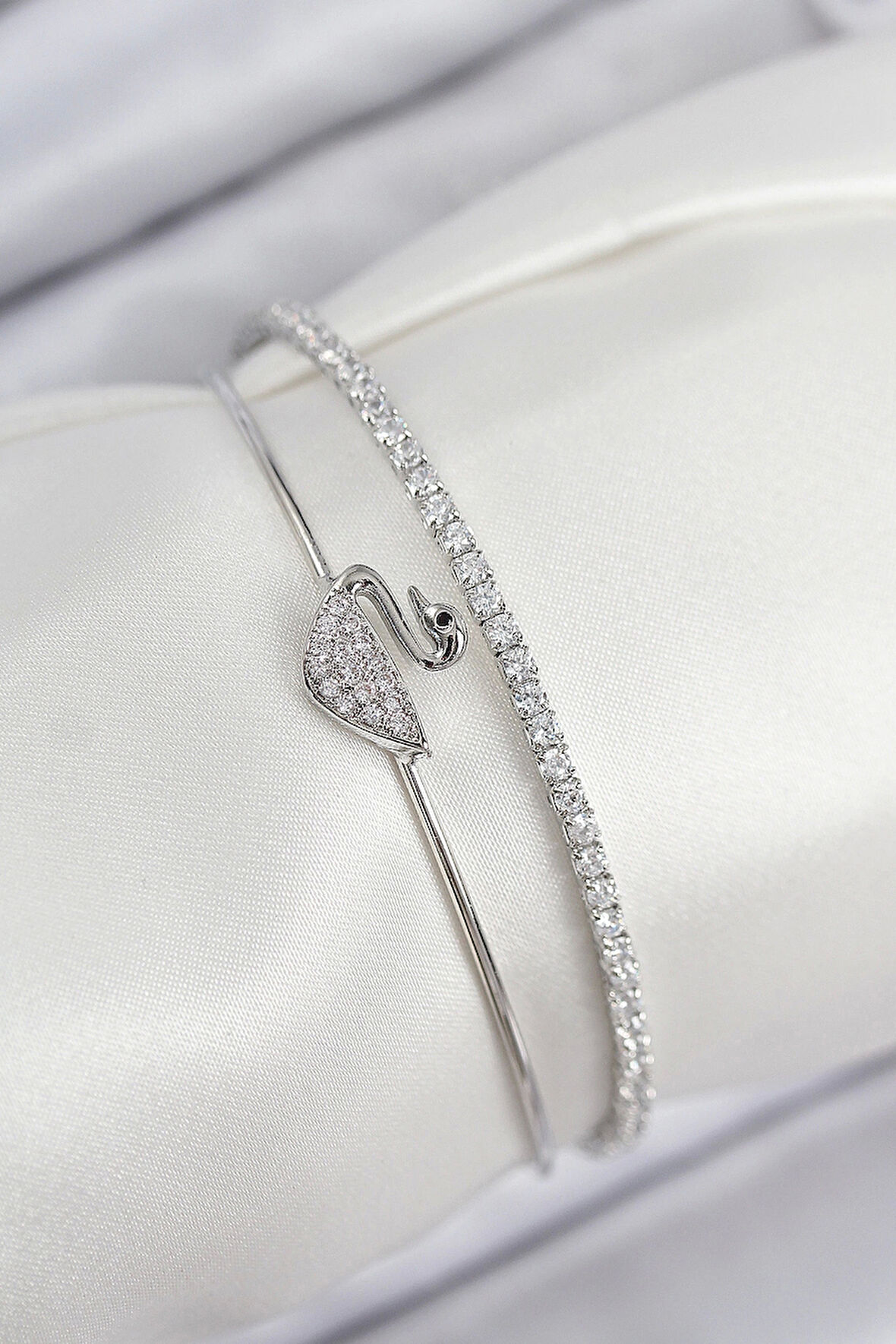 Pirinç Zirkon Taşlı Kuğu Model Gümüş Renk Kadın Bileklik