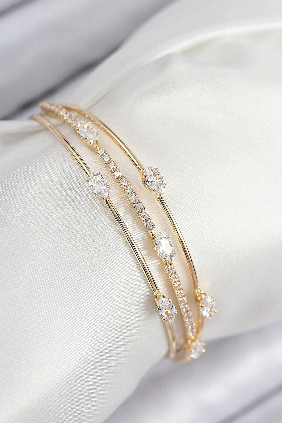 Pirinç Zirkon Taşlı Su Yolu Model Gold Renk Kadın Bileklik