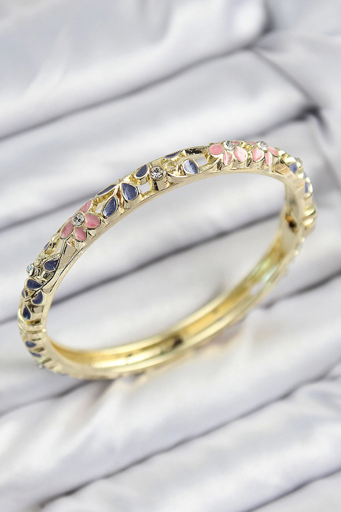 Mineli Pirinç Zirkon Taşlı Pembe Mor Çiçek Motifli Gold Kadın Kelepçe