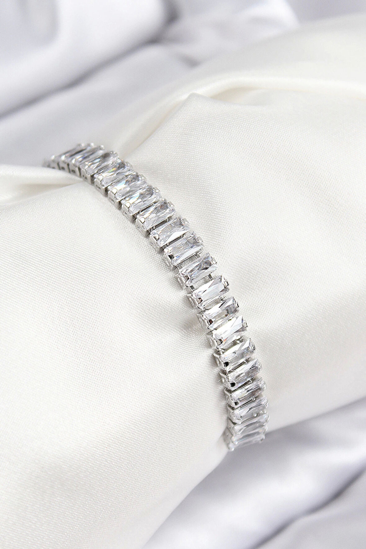 Pirinç Zirkon Taşlı Su Yolu Model Gümüş Renk Asansörlü Kadın Bileklik