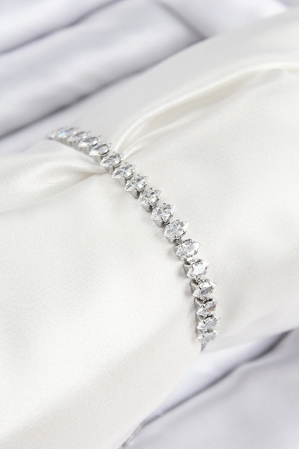 Pirinç Zirkon Taşlı Damla Model Gümüş Renk Asansörlü Kadın Bileklik