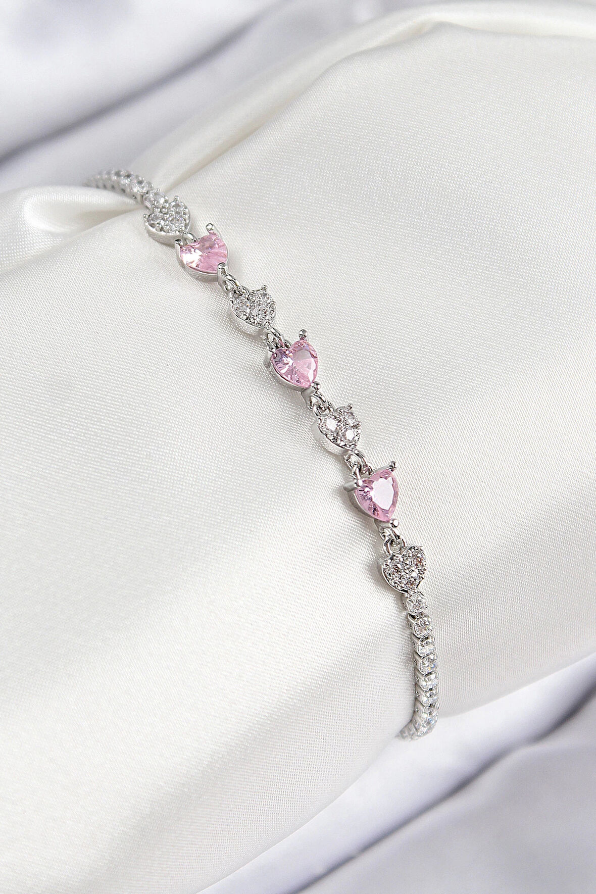 Pirinç Zirkon Taşlı Pembe Kalp Model Gümüş Renk Kadın Bileklik
