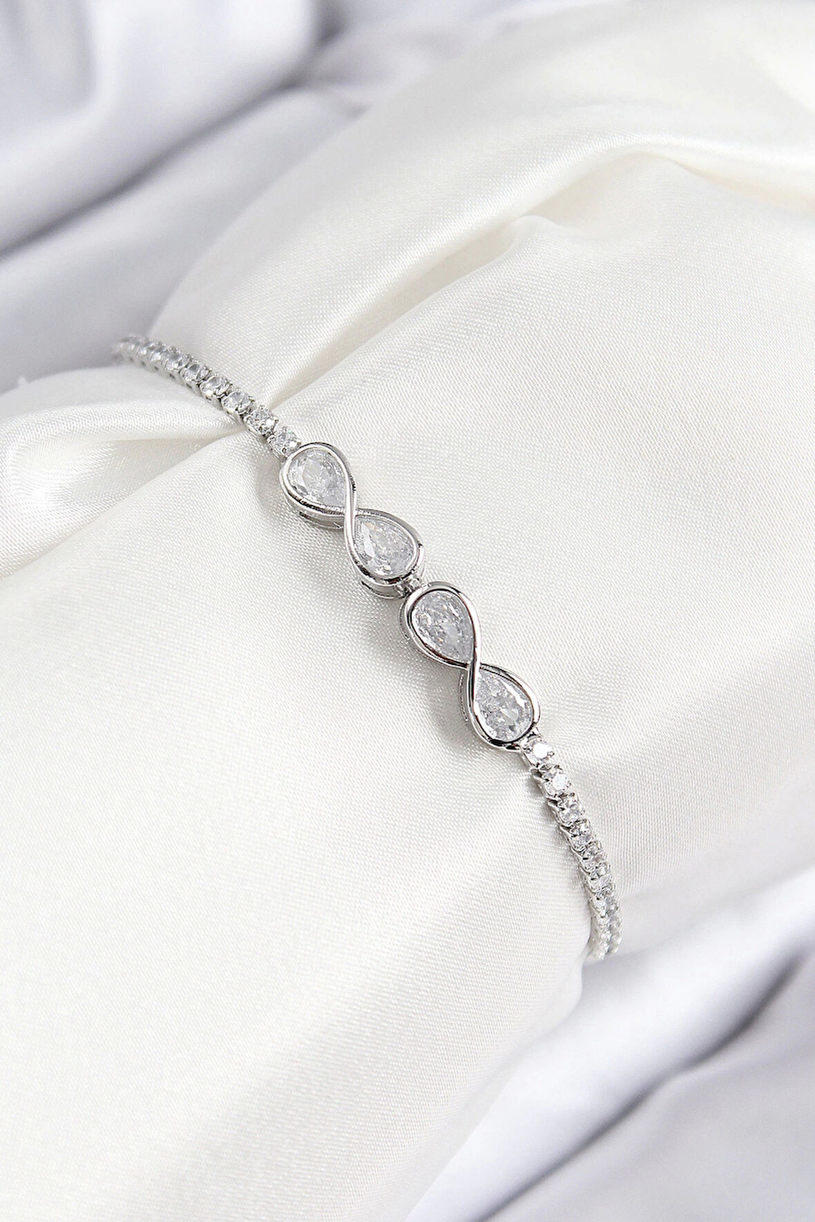 Pirinç Zirkon Taşlı Sonsuzluk Model Gümüş Renk Asansörlü Kadın Bileklik