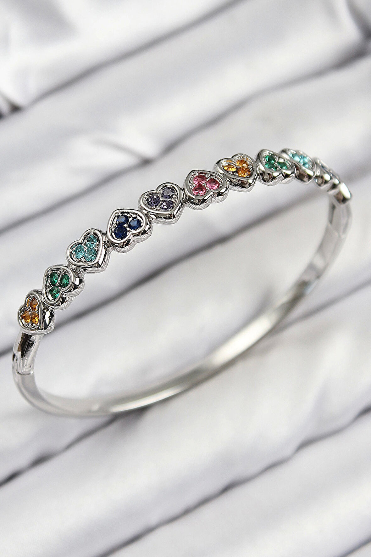 Pirinç Renkli Zirkon Taşlı Sıralı Kalp Model Gümüş Renk Kadın Kelepçe