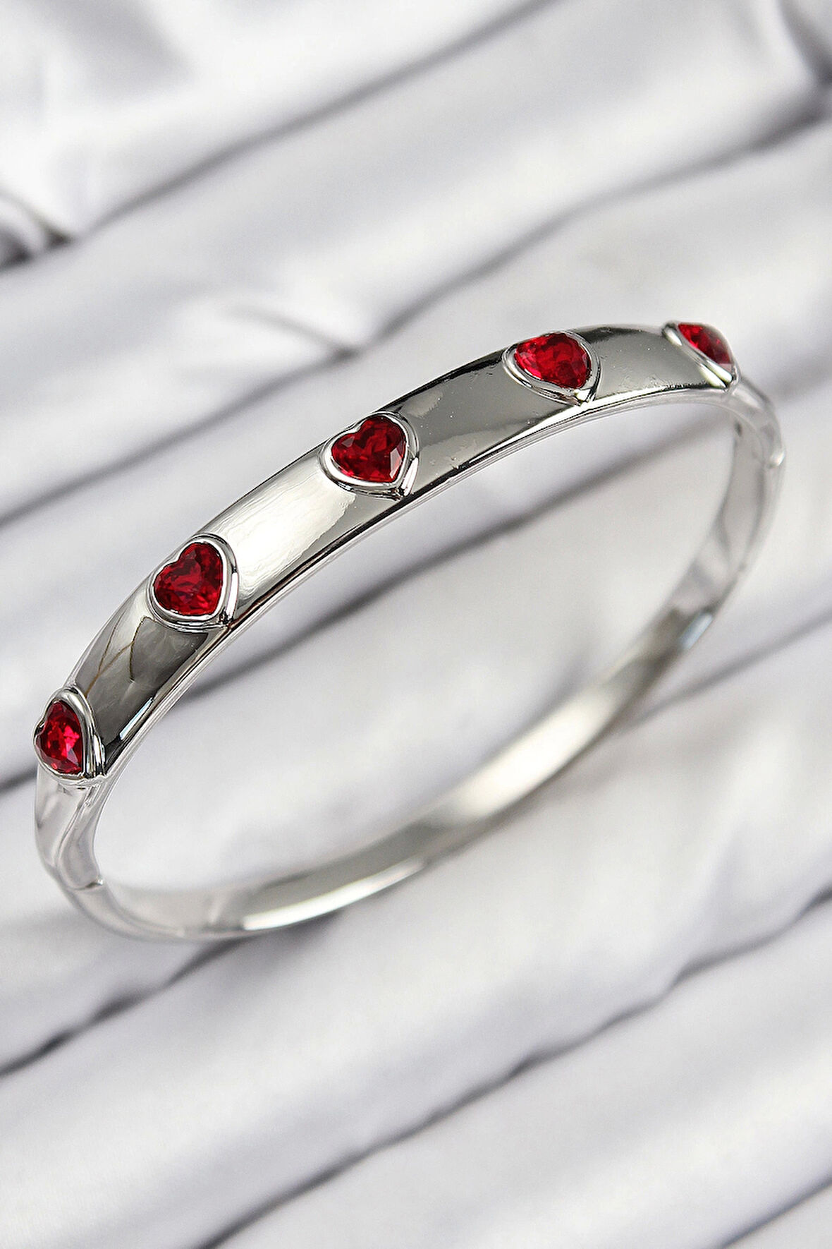 Pirinç Zirkon Taşlı Kırmızı Kalp Model Gümüş Renk Kadın Kelepçe