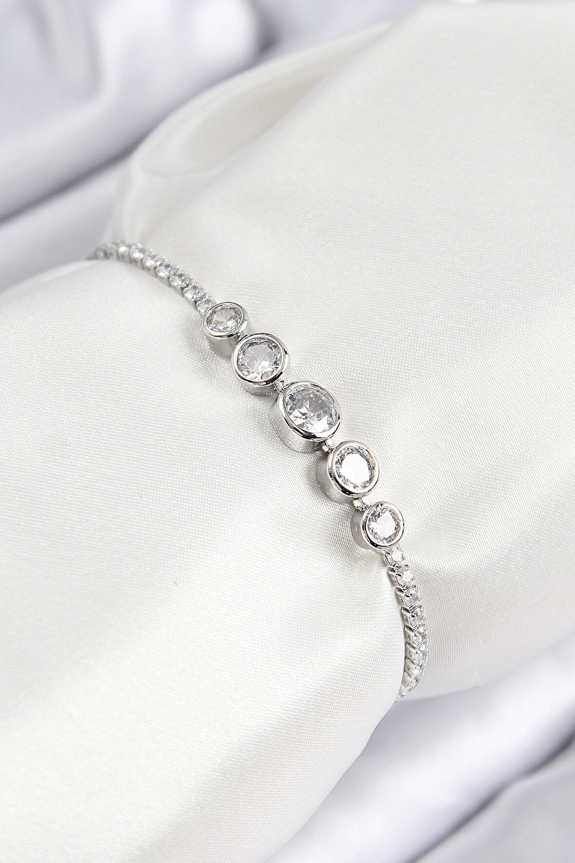 Pirinç Zirkon Taşlı Sıralı Daire Model Gümüş Renk Asansörlü Kadın Bileklik