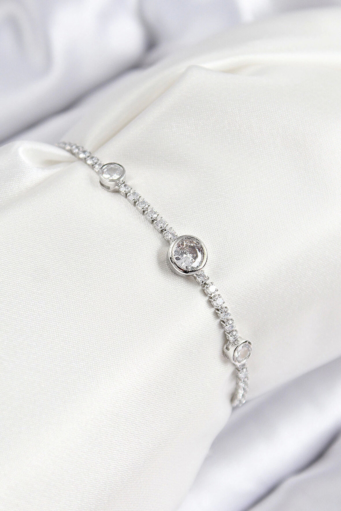 Pirinç Zirkon Taşlı Daire Model Gümüş Renk Asansörlü Kadın Bileklik