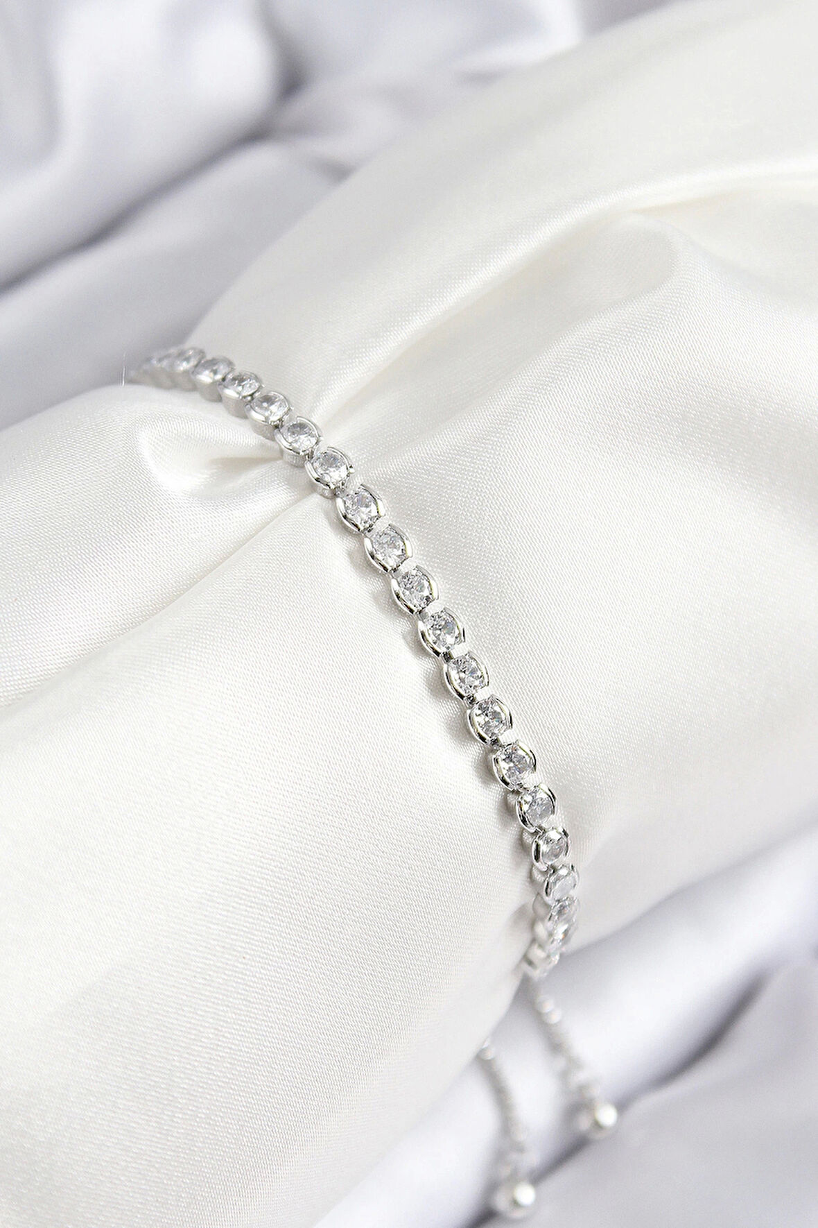 Pirinç Zirkon Taşlı Sıralı Model Gümüş Renk Asansörlü Kadın Bileklik