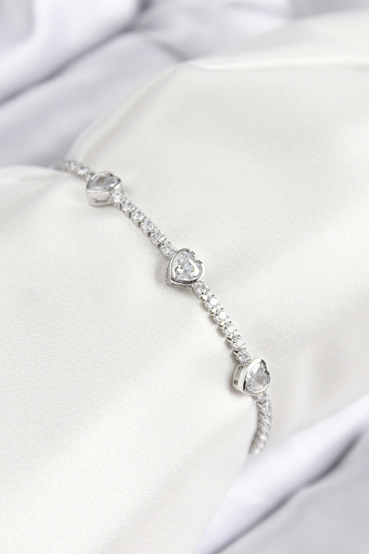 Pirinç Zirkon Taşlı Sıralı Kalp Model Gümüş Renk Asansörlü Kadın Bileklik