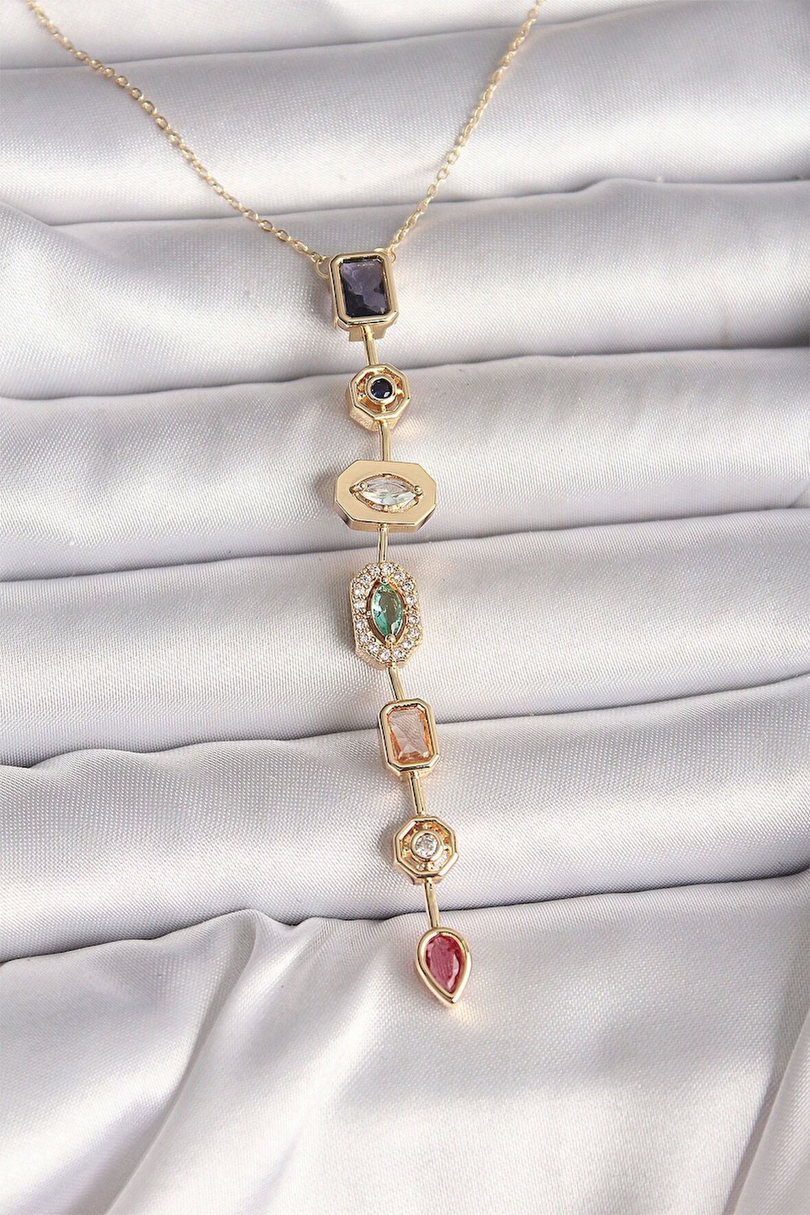 Pirinç Gold Renk Zirkon Taşlı Baget Dekolte Model Kadın Kolye