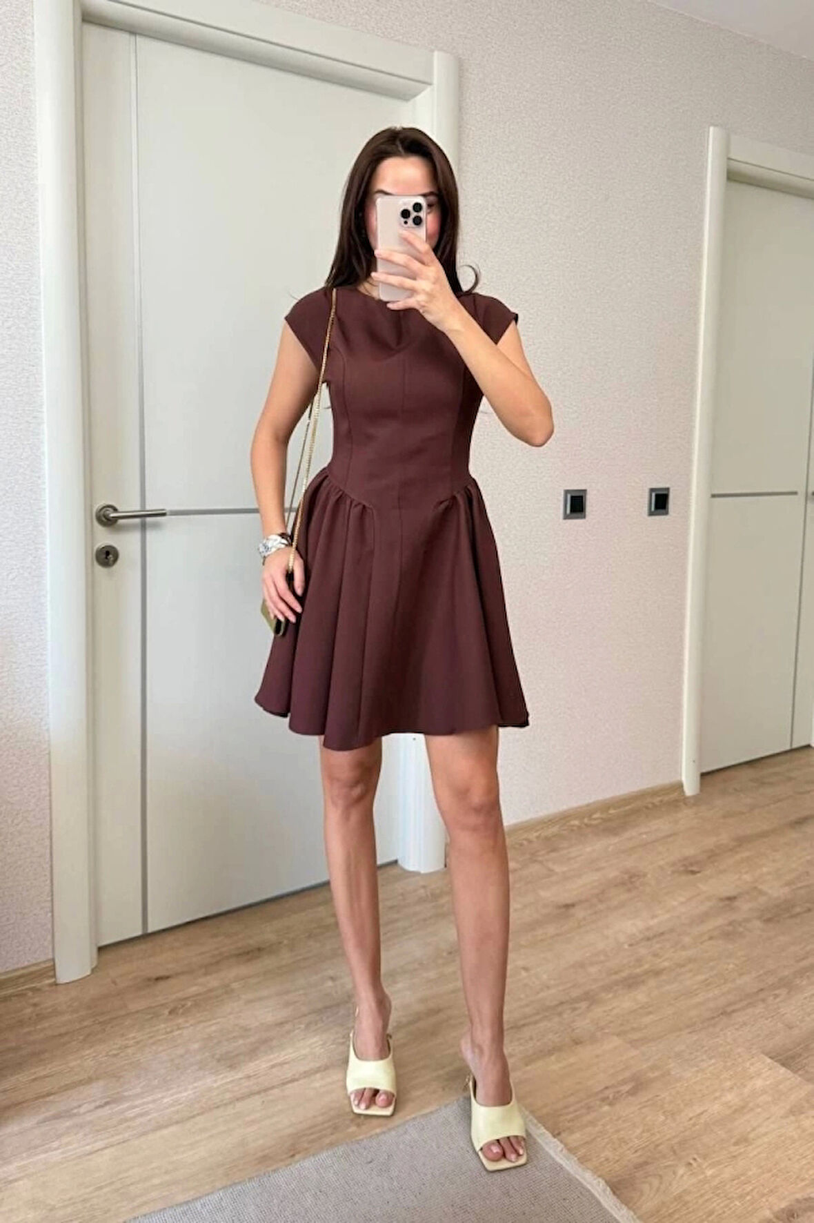 Sırt Dekolteli Çan Detaylı Mini Elbise - Kahverengi