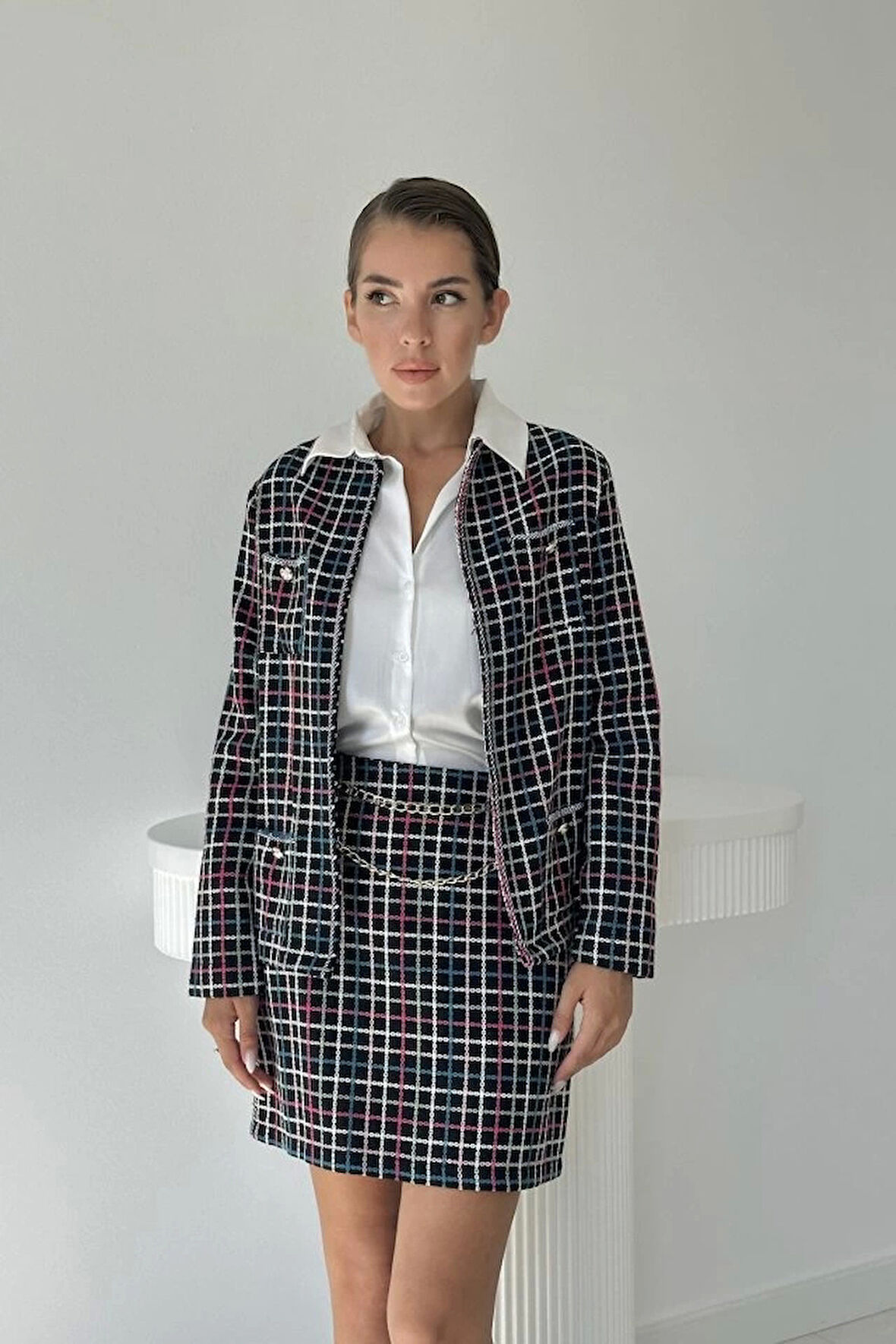 Siyah Önü Açık Ceket Ve Eteği Zincirli Takım