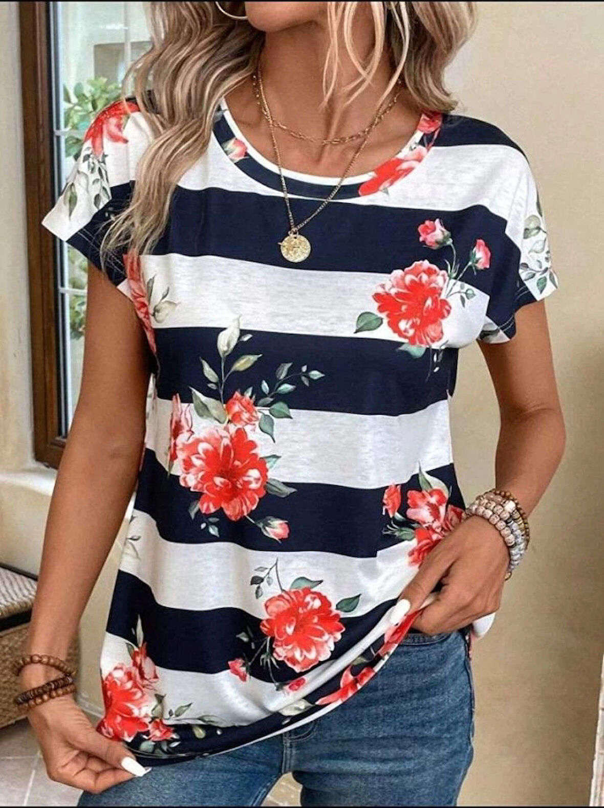 Kadın Çiçek Desenli Yatay Şeritli Bisiklet Yaka Tişört