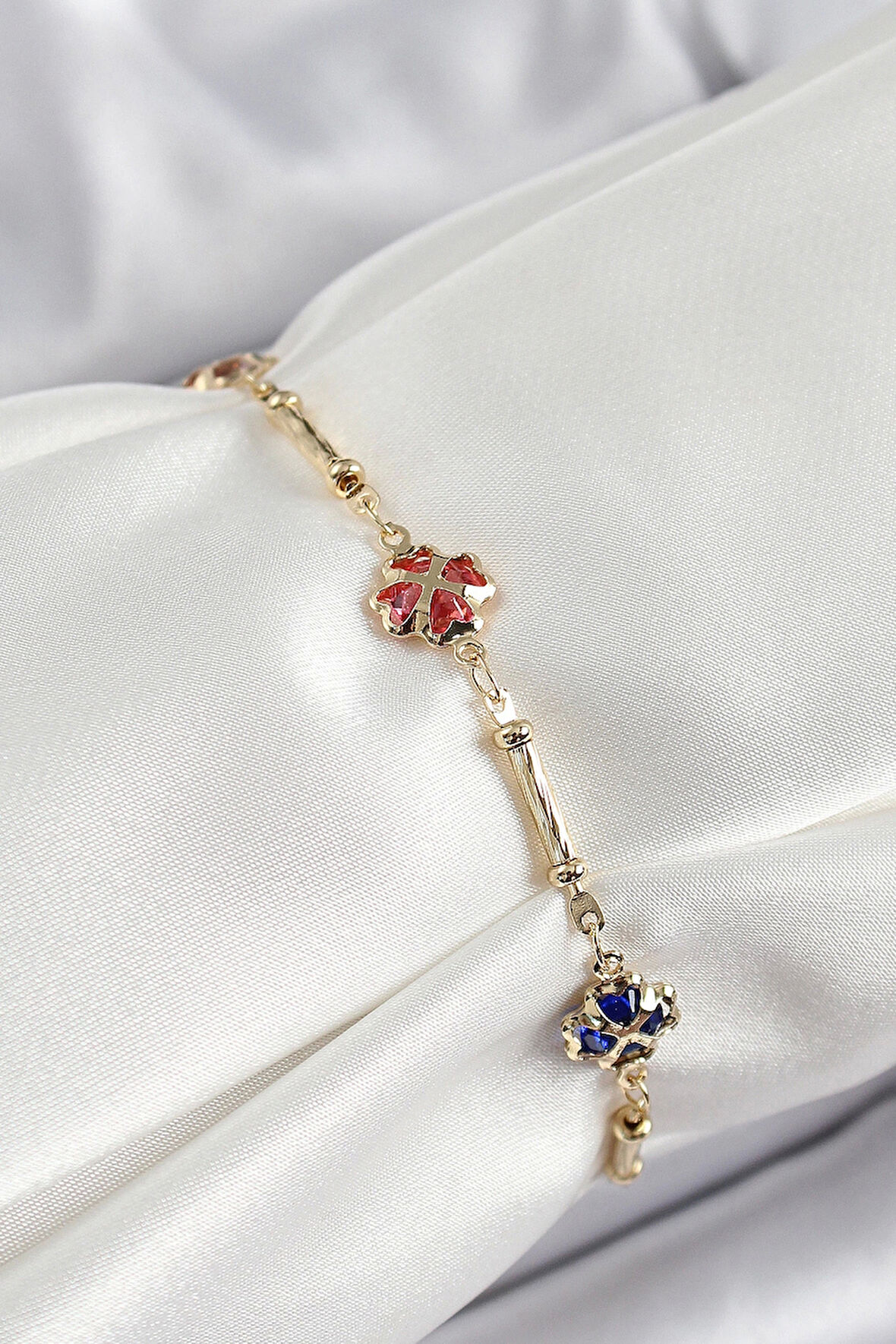 Pirinç Gold Renk Karışık Renk Yonca Zirkon Taşlı Kadın Bileklik