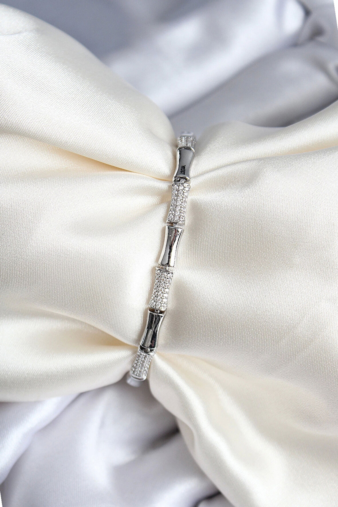 Pirinç Kemik Model Zirkon Taşlı Gümüş Renk Kadın Bileklik