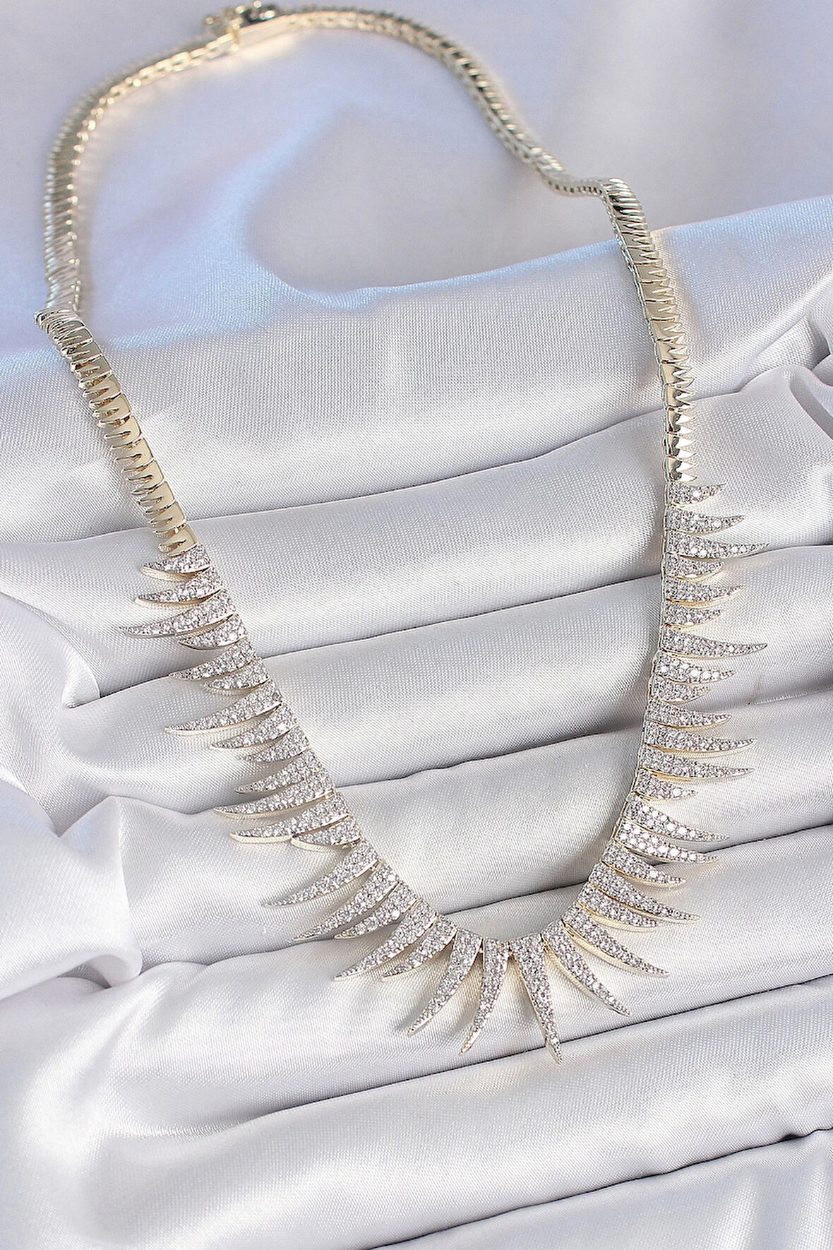 Pirinç Gold Renk Zirkon Taşlı Sivri Model VIP Seri Kadın Kolye