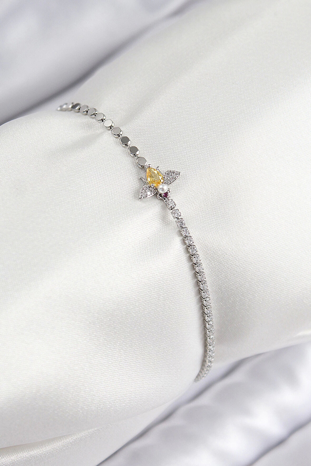 Pirinç Zirkon Taşlı Arı Model Ezme Zincir Gümüş Renk Kadın Bileklik