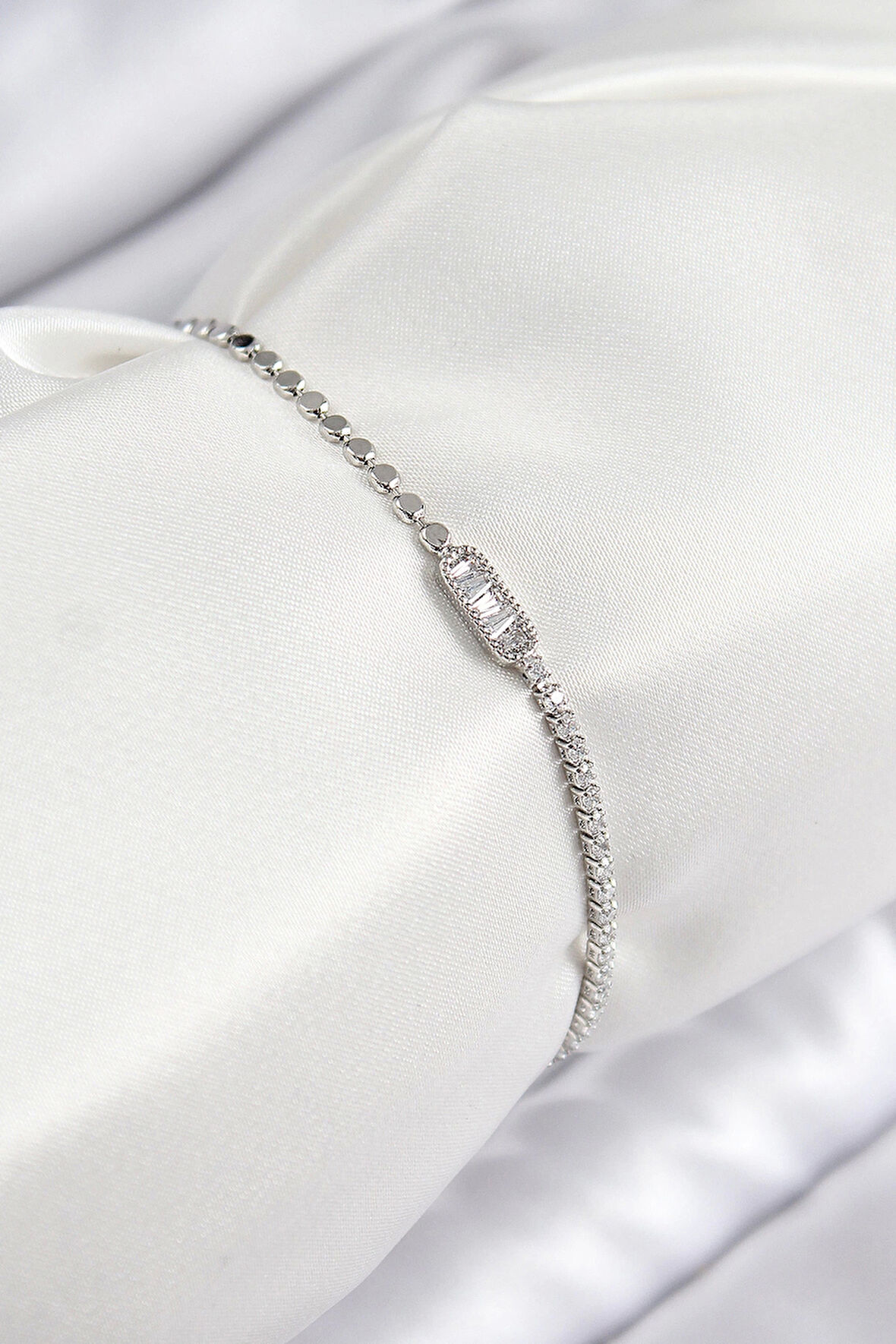 Pirinç Zirkon Taşlı Dikdörtgen Model Ezme Zincir Gümüş Renk Kadın Bileklik