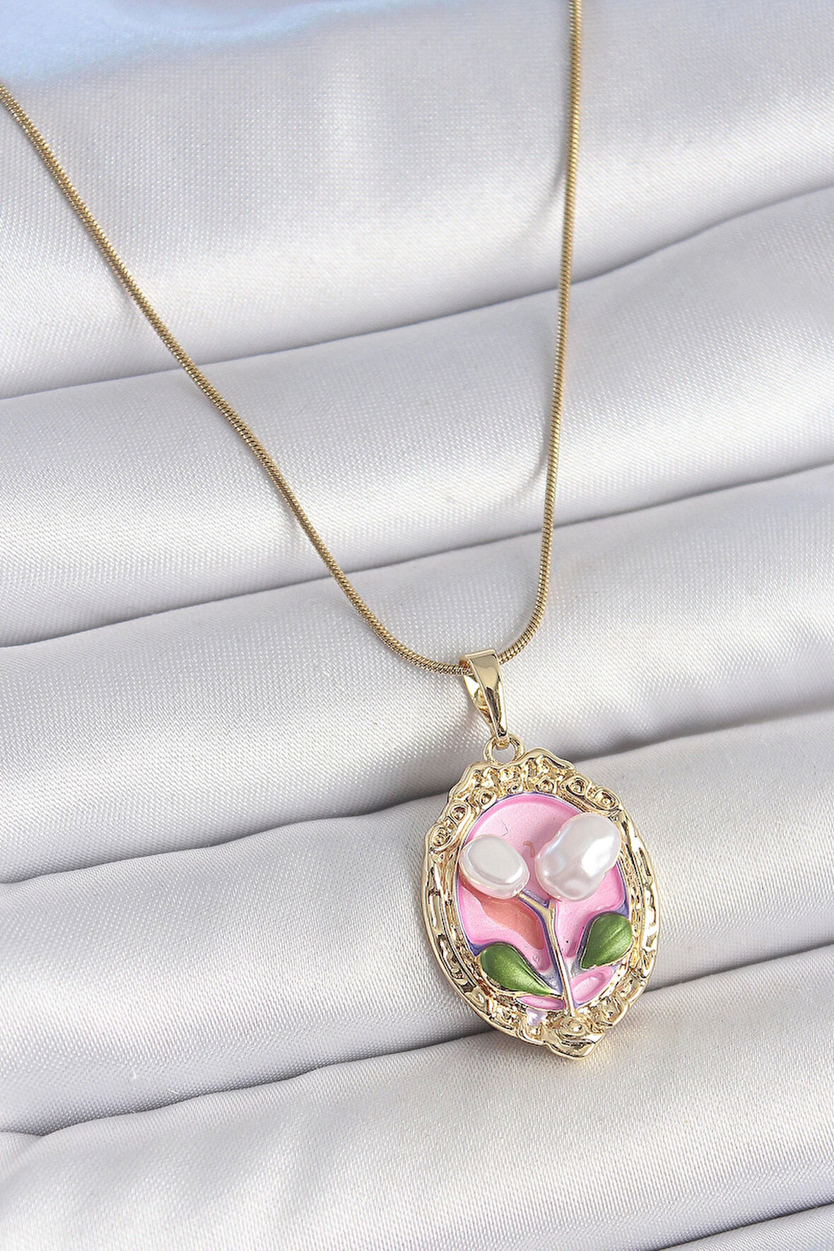 316L Çelik Gold Renk Zincir Pembe Mineli İncili Çiçek İşlemeli Portre Model Kadın Kolye