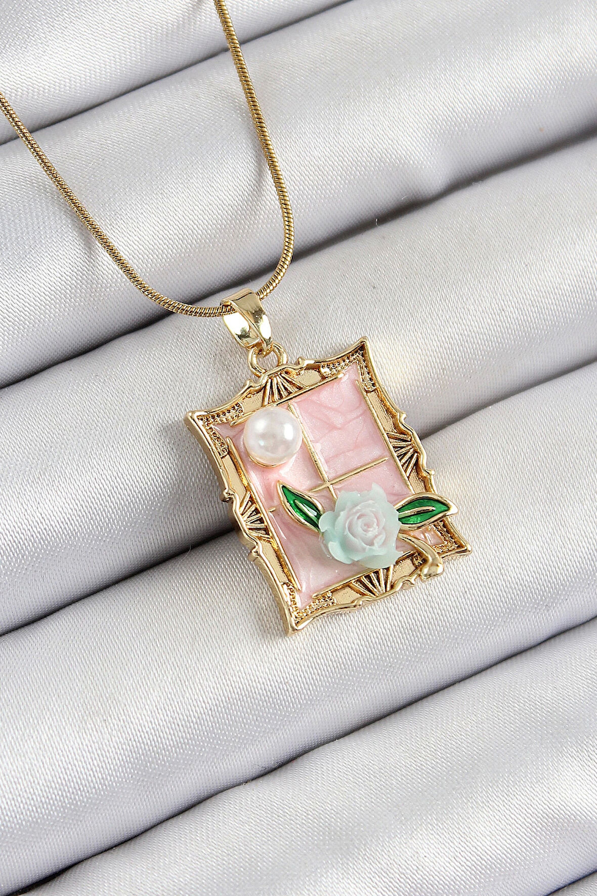 316L Çelik Zincir Pembe Sanatsal Portre İnci Detaylı Gül Figürlü Model Gold Renk Kadın Kolye