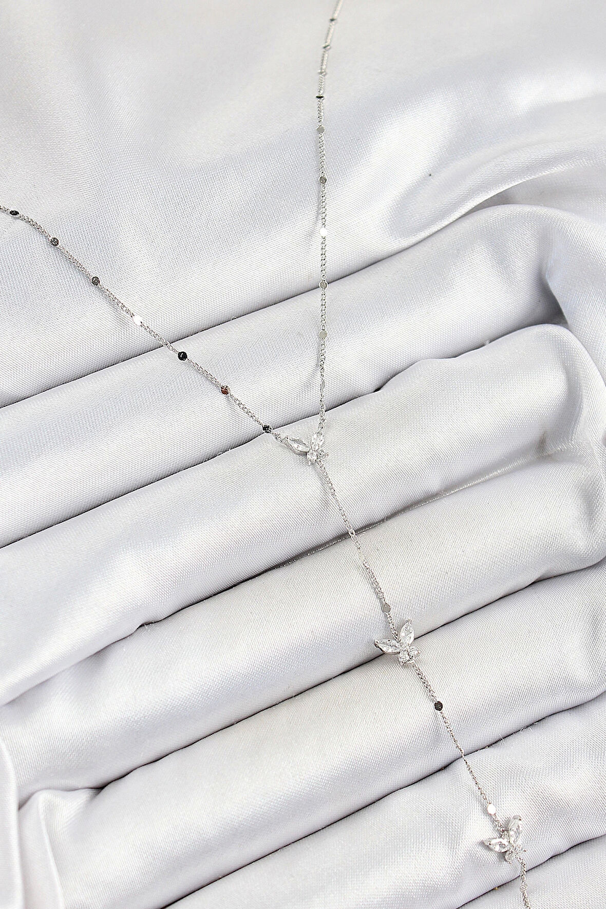 Pirinç Zirkon Taşlı Sıralı Kelebek Figürlü Y Model Gümüş Renk Kadın Kolye