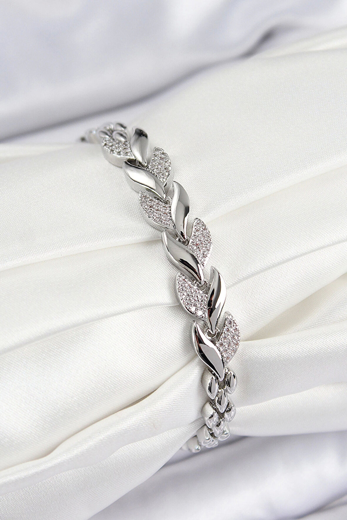 Pirinç Zirkon Taşlı Balık Kuyruğu Model Gümüş Renk Kadın Bileklik