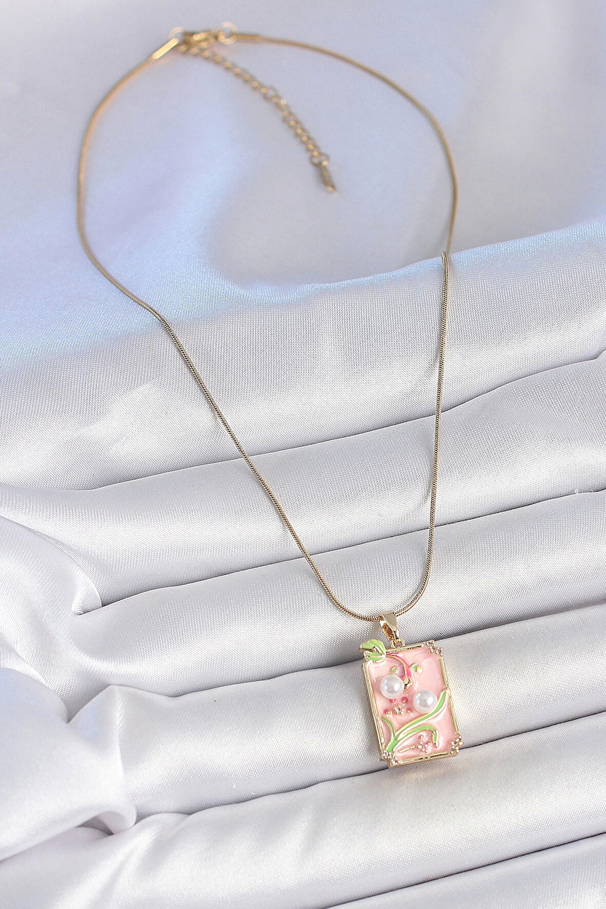 316L Çelik Gold Renk Zincir Pembe Mineli İncli Çiçek İşlemeli Portre Model Kadın Kolye