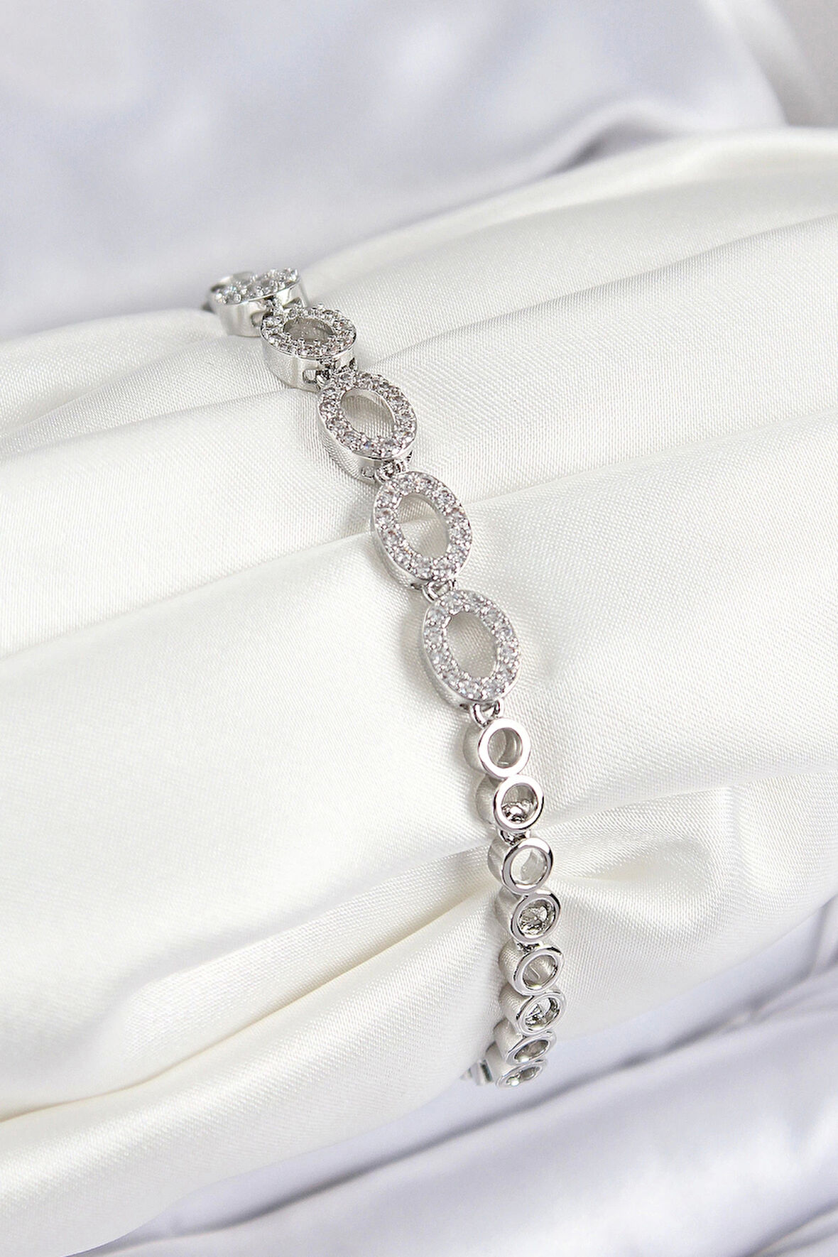 Pirinç Zirkon Taşlı Oval Model Gümüş Renk Kadın Bileklik