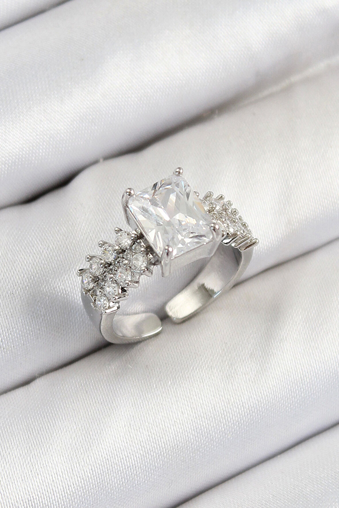 Pirinç  Büyük Zirkon Taşlı Model Gümüş Renk Kadın Yüzük