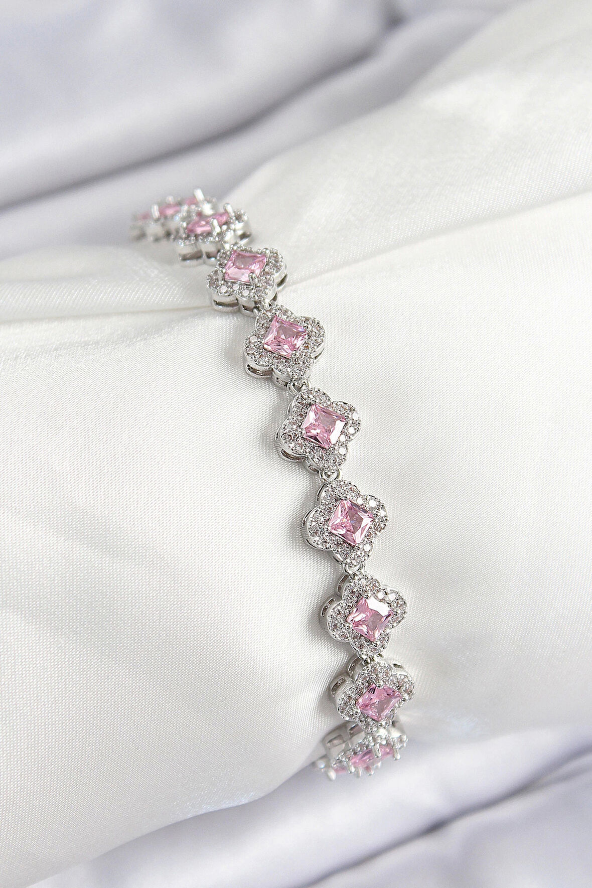 Pirinç Zirkon Taşlı Pembe Yonca Baget Model Gümüş Renk VIP Seri Kadın Bileklik