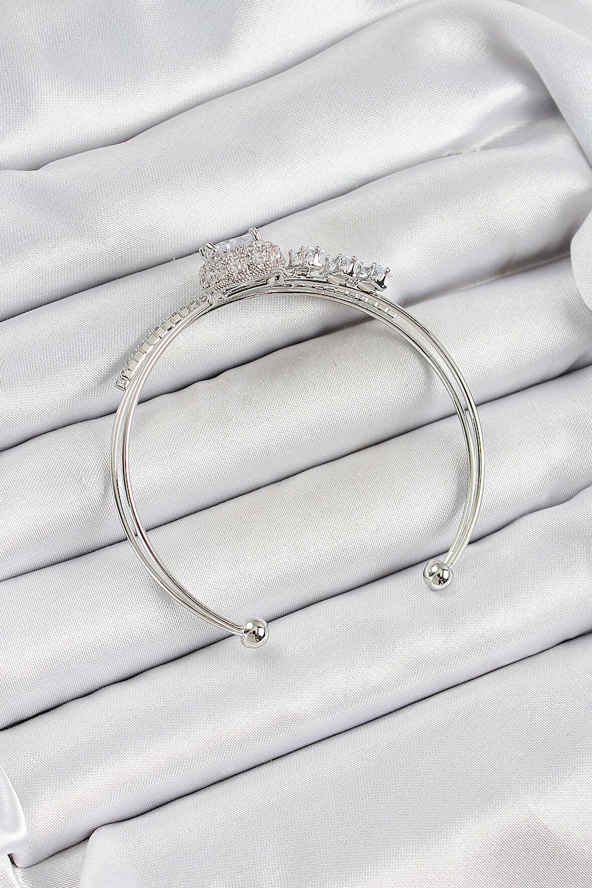 Pirinç Gümüş Renk Kalpli Zirkon Taşlı Kadın Bileklik