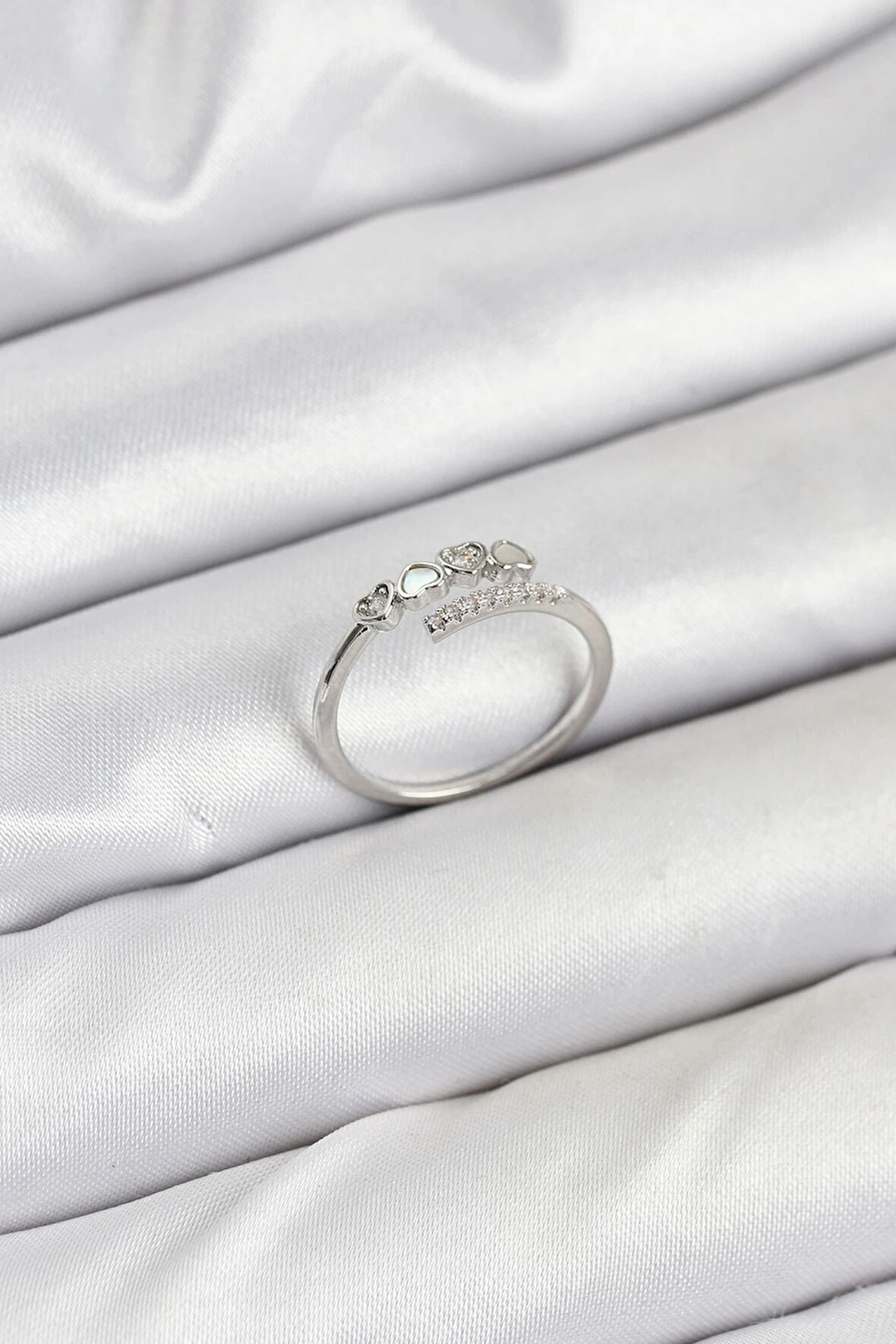 Pirinç Gümüş Renk Kalpli Detaylı Zirkon Taşlı Kadın Yüzük