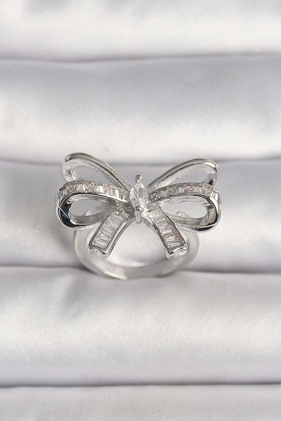 Pirinç Gümüş Renk Ayarlanabilir Zirkon Taşlı Kurdele Model Kadın Yüzük