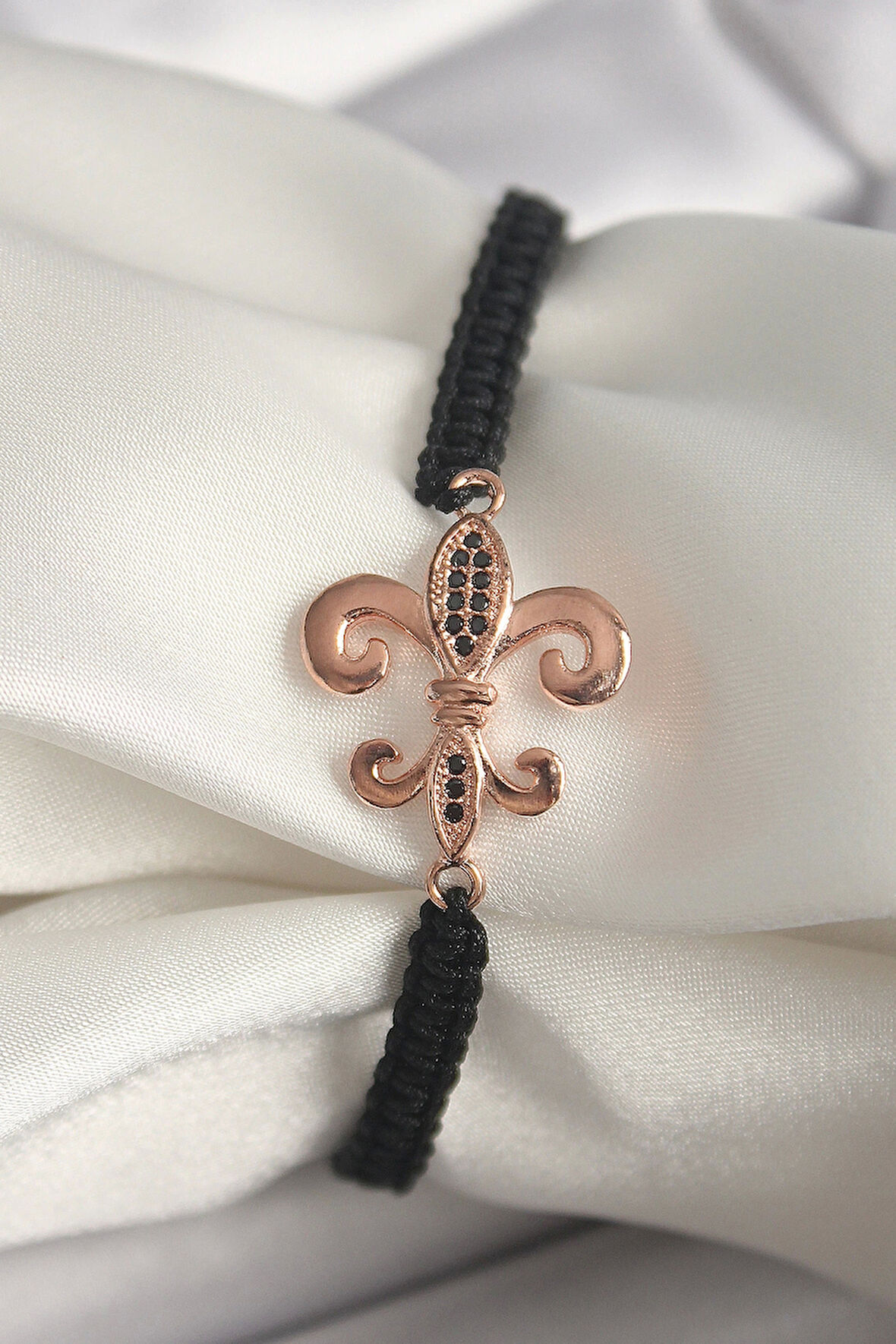 Pirinç Rose Renk Zirkon Taş İşlemeli Zambak Figür Asansörlü Makrome Model Kadın Bileklik