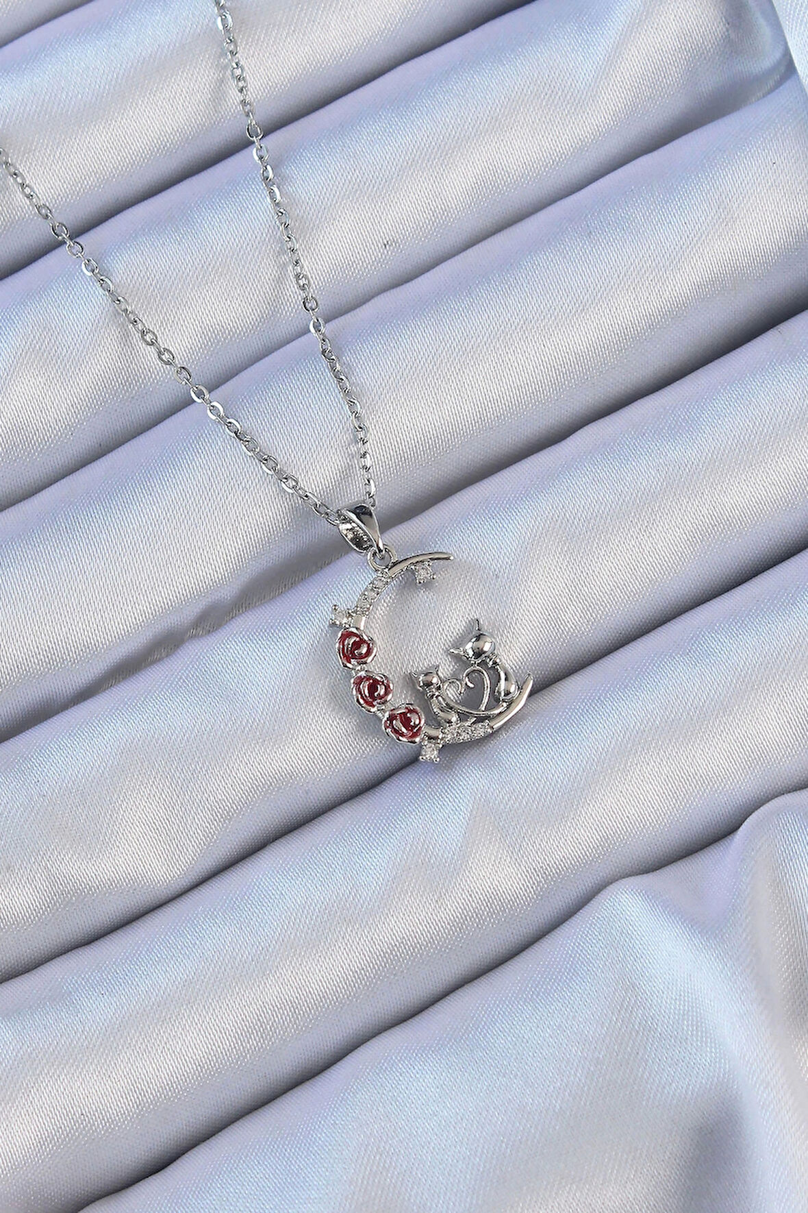 316L Çelik Zincir Gümüş Renk Kırmızı Gül Detay Kedi Figür Zirkon Taşlı Ay Kolye