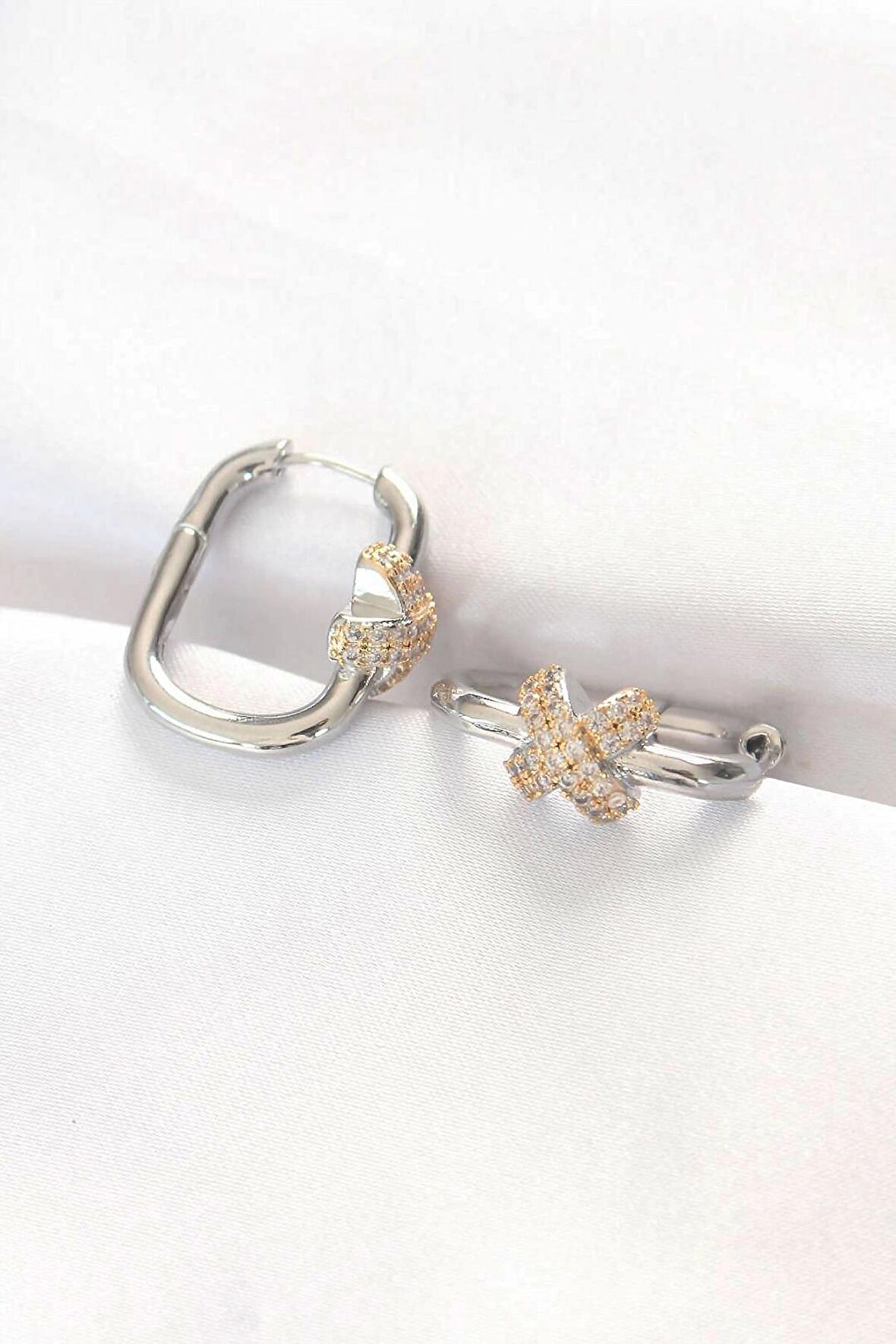 Pirinç Çift Renk Taşlı X Tasarımlı Dikdörtgen Küpe