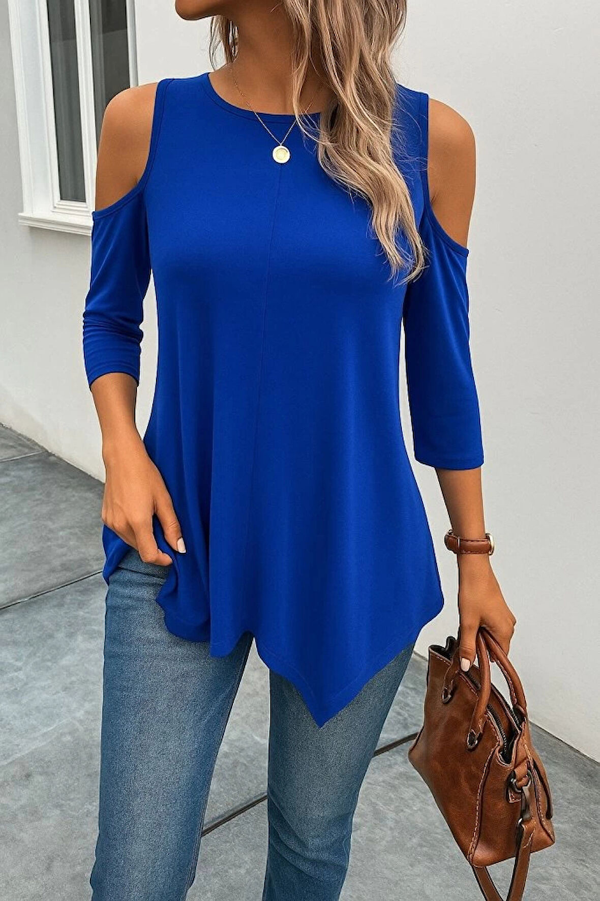 Kadın Omuzlardan Açık Sıfır Yaka Asimetrik Kesim Detay Viskon Bluz