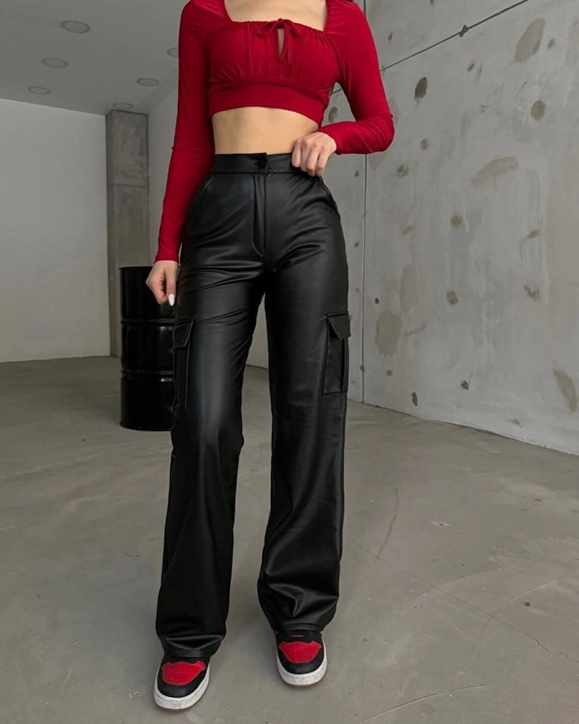 Kadın Yüksek Bel önden Fermuarlı Yandan Cep Detaylı Deri Kargo Pantolon