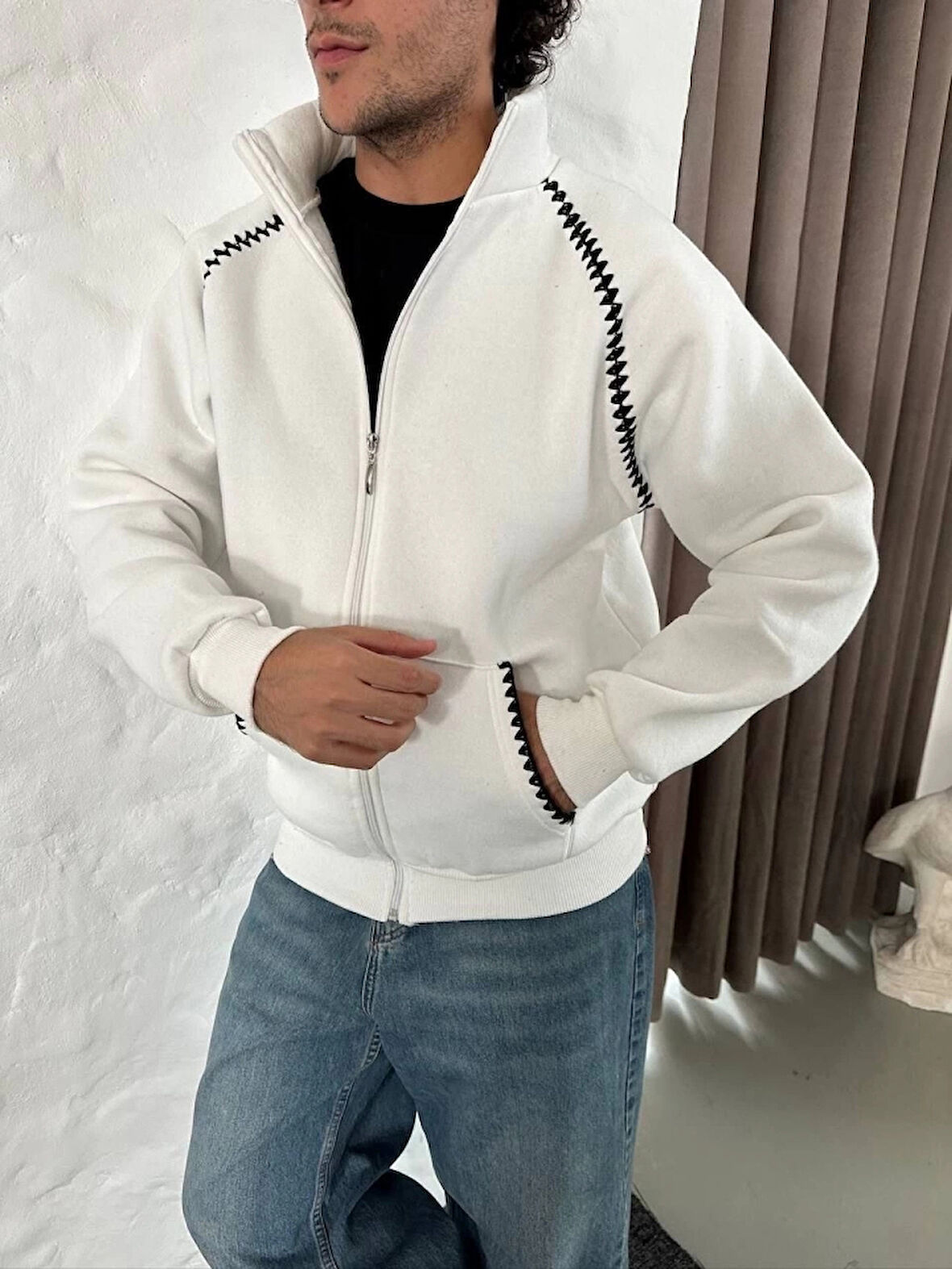 Erkek Oversize Dik Yaka Fermuarlı Sweatshirt - Zincir Nakışli Kanguru Cepli - Beyaz