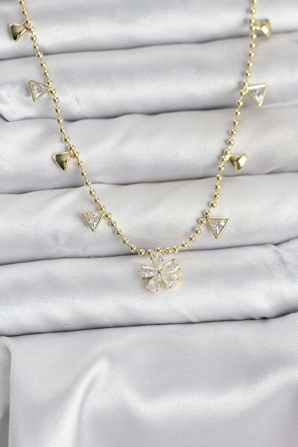 Pirinç Gold Renk Zirkon Taşlı Çiçek Model Kadın Kolye