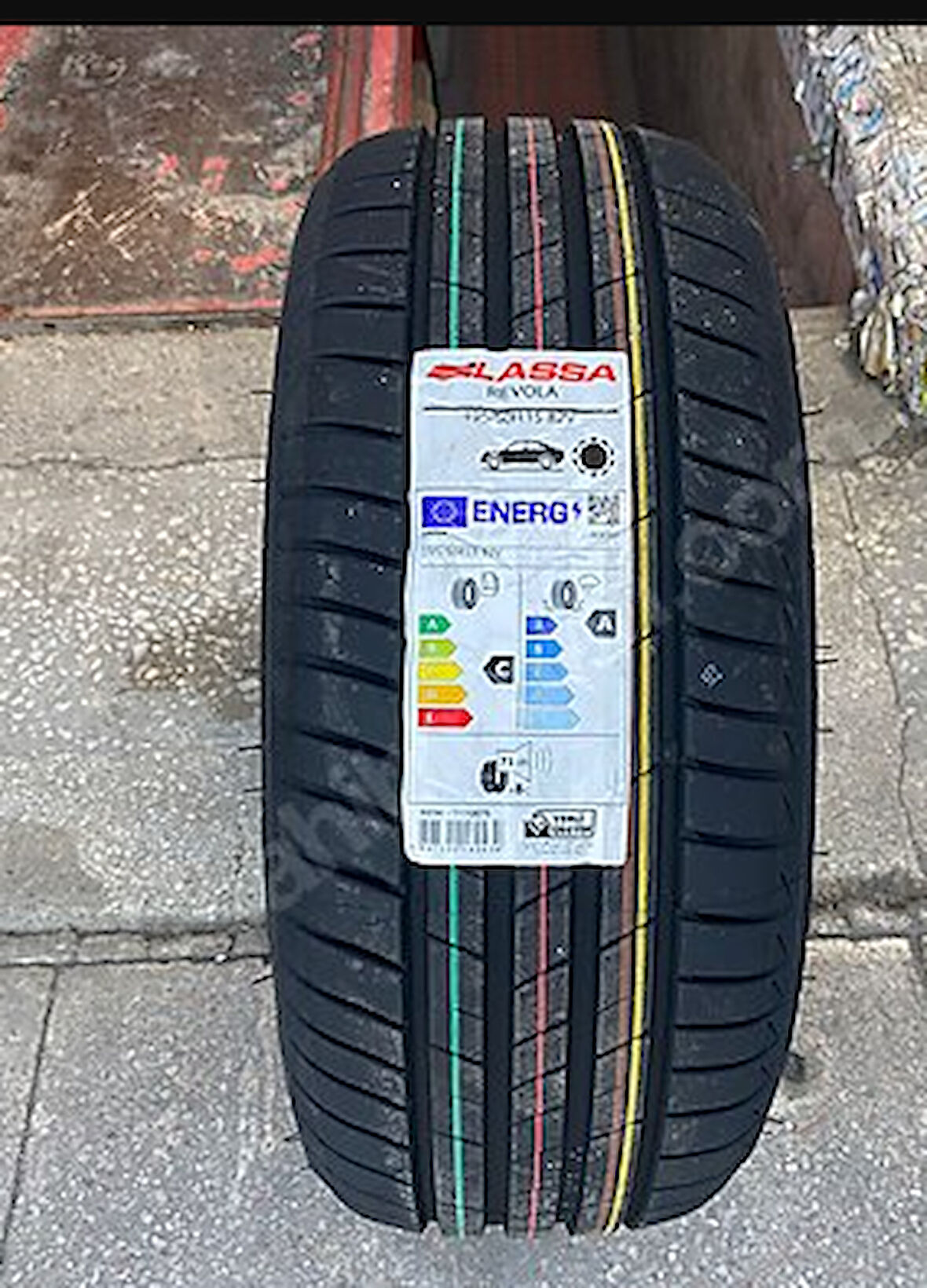 195/50R15 82V Revola LASSA