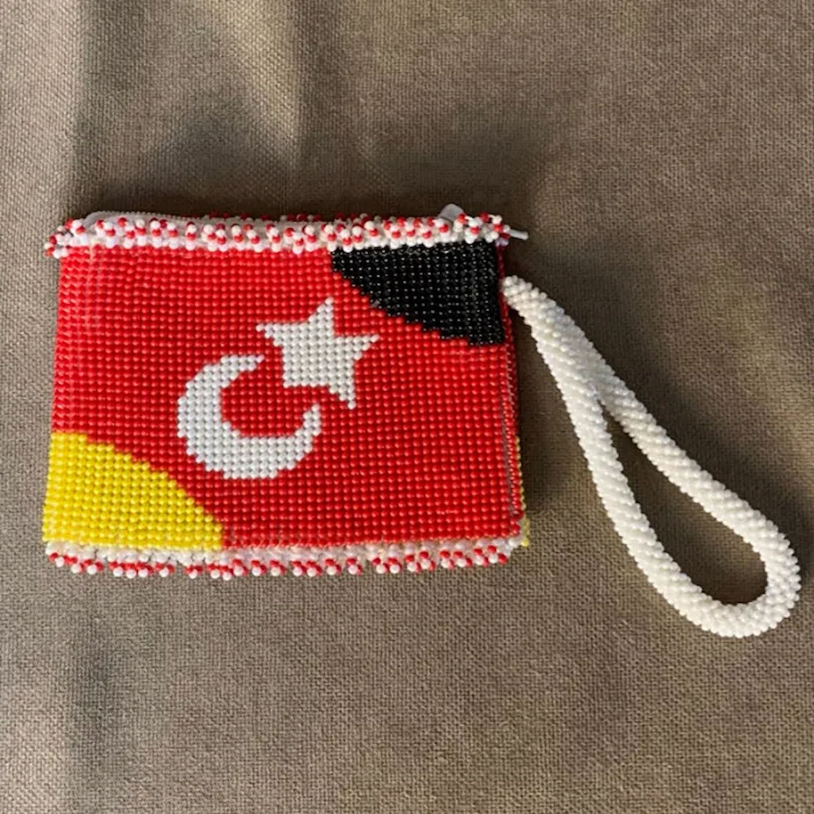 Uretti - Kenan 2196 - El Yapımı Renkli Kum Boncuk Türk Bayrağı Süslemeli Cüzdan - 8 x 10 cm