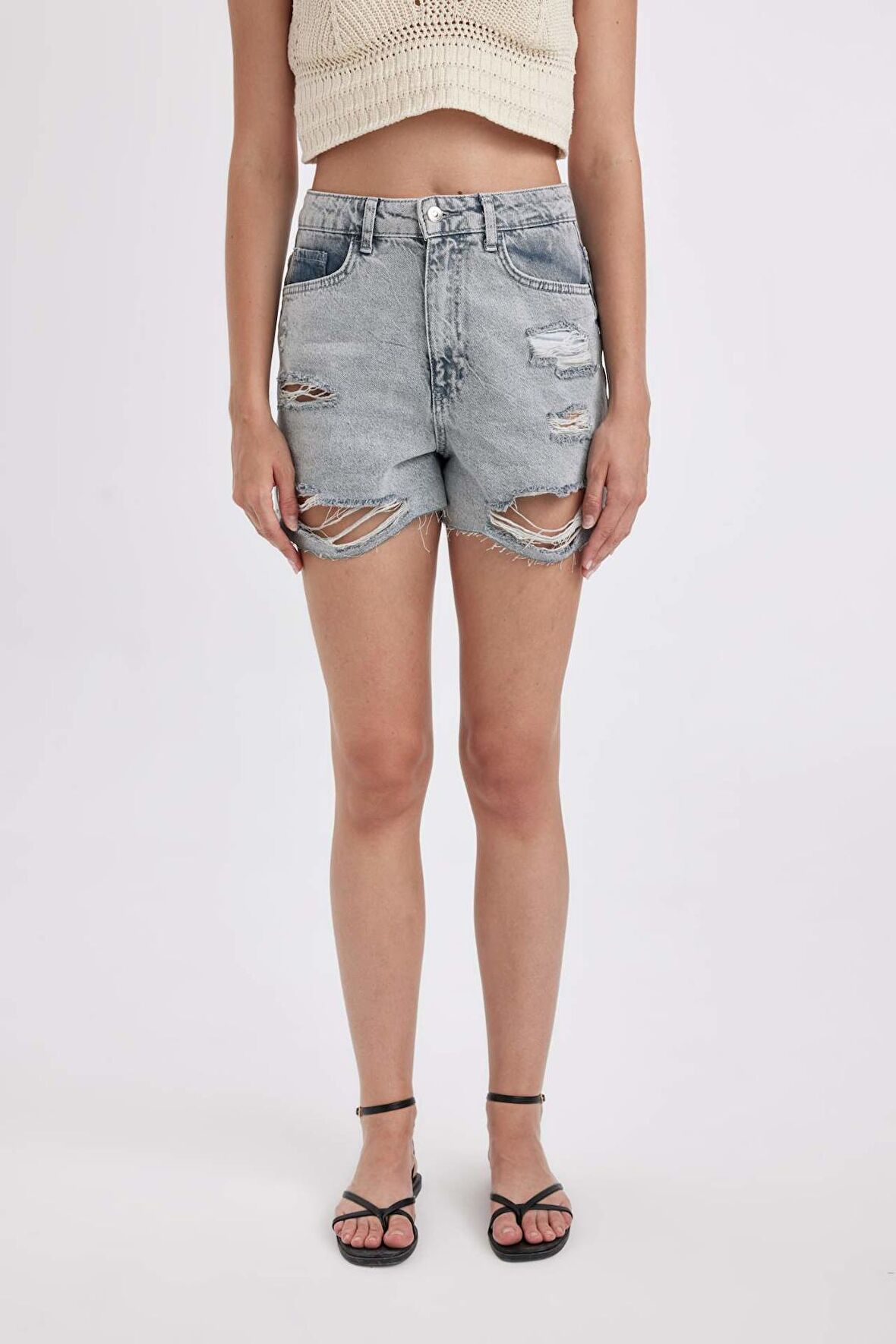 DeFacto Mom Fit Yüksek Bel Kesik Uçlu Paça Jean Şort B7684AX24HSNM55