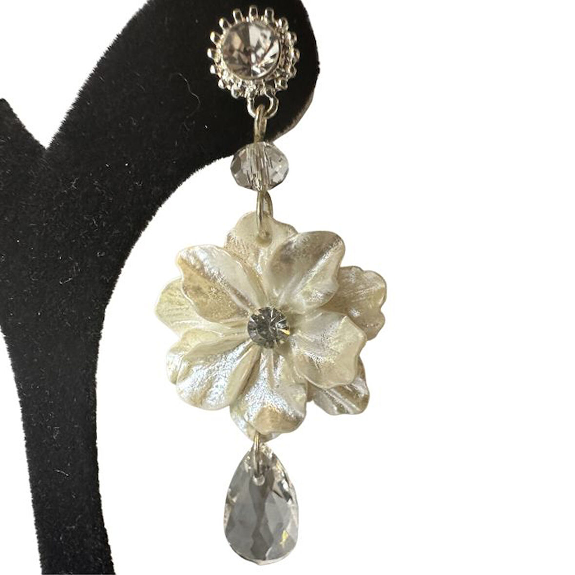 Uretti - İREM 3914 9923 Beyaz Çiçek ve Taş Detaylı Uzun Küpe