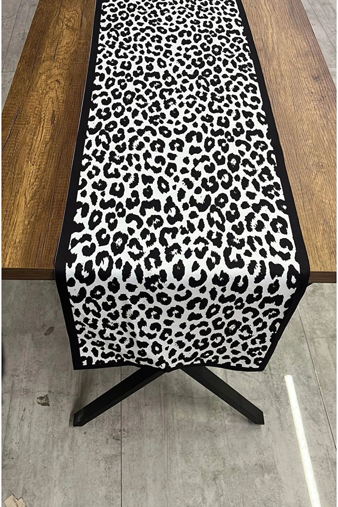 Şeritli Siyah Beyaz Leopar Runner 40 X 140